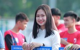 Nữ sinh trường THPT Nguyễn Thị Minh Khai dịu dàng bên cúc họa mi